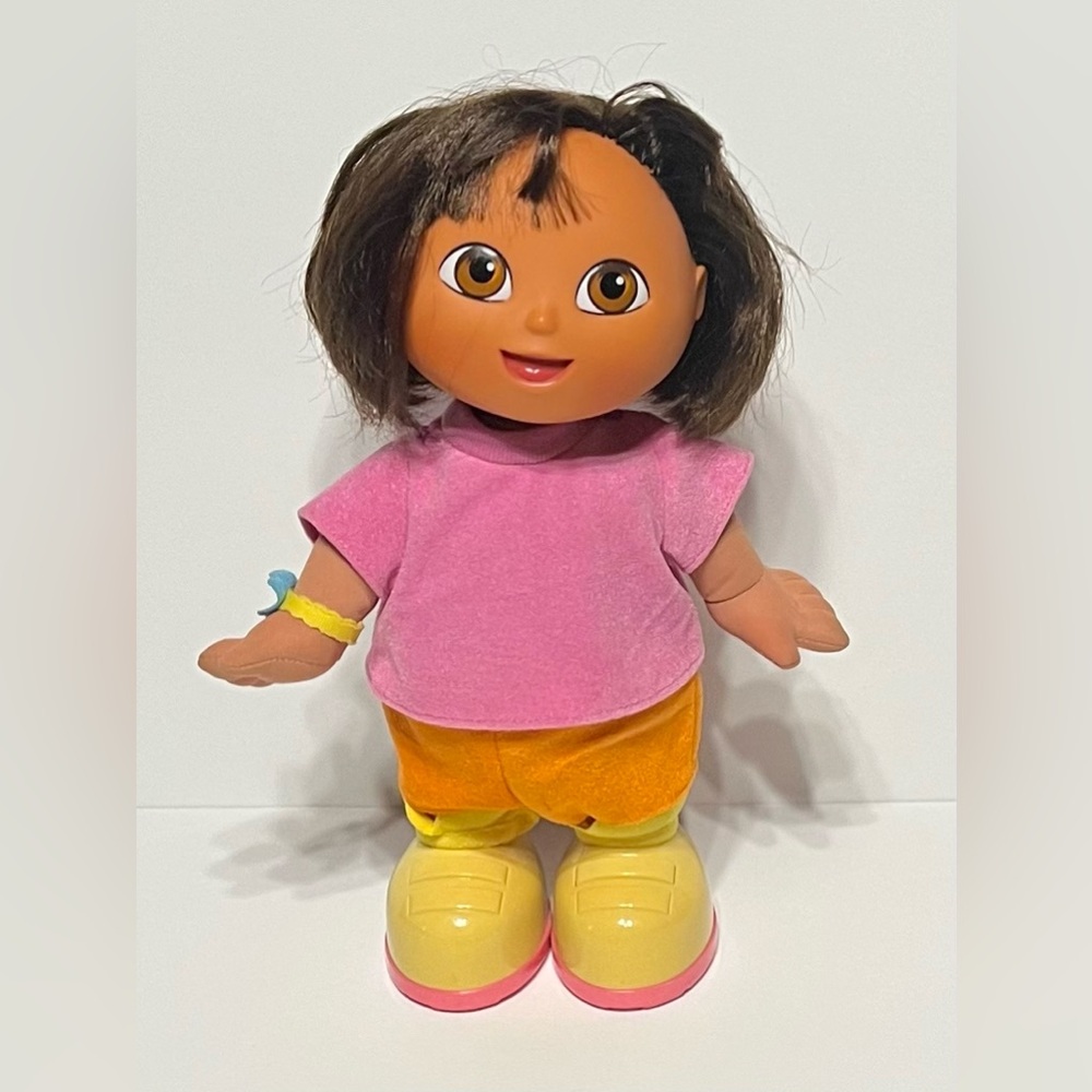 2001 Fisher Price  Dora The Explorer Dancing Doll